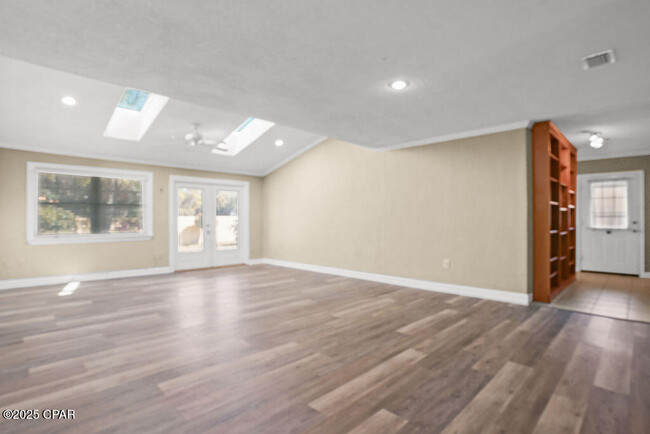 Building Photo - 1025 W 19th St