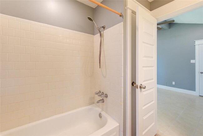 Building Photo - 3843 Westmeadow Dr
