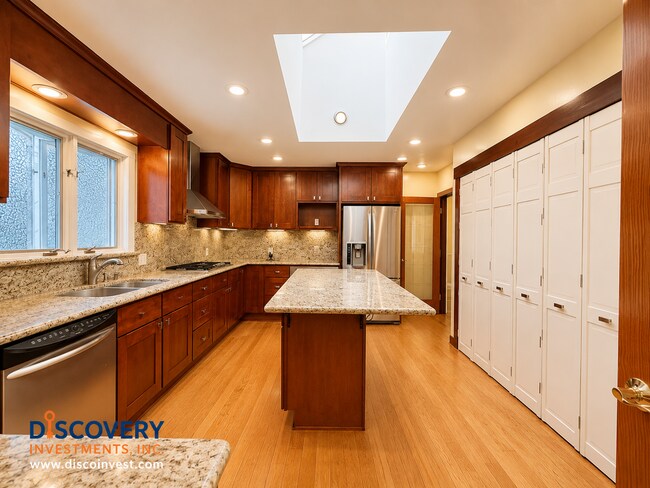 Building Photo - 327 San Carlos Ave