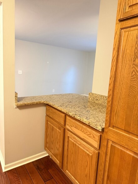 Building Photo - 212 Pinewood Dr