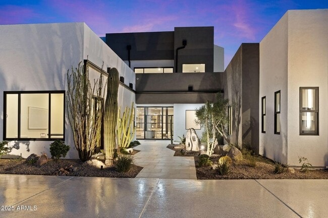 Building Photo - 3135 E Palo Verde Dr
