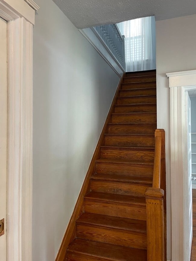 Building Photo - Beautiful 3bedroom 1.5 bath