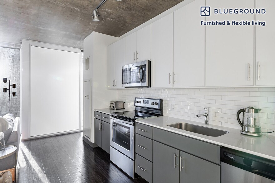 Building Photo - 215 W Lake St