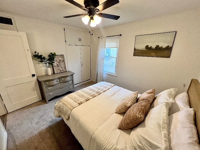 Building Photo - 913 E Gift Ave