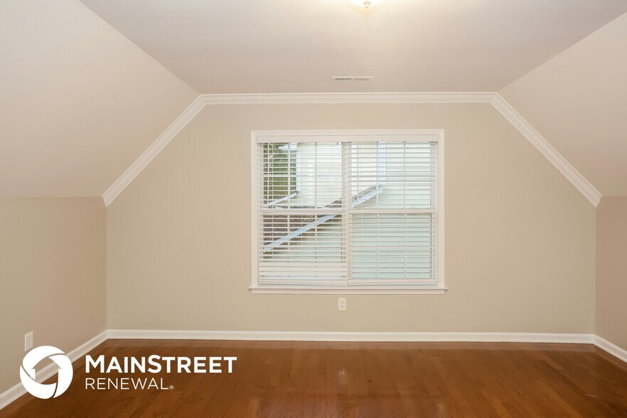 Building Photo - 8293 Chatham Oaks Dr