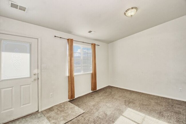 Building Photo - Charming 3 Bed, 2 Bath Townhome in Orchard...