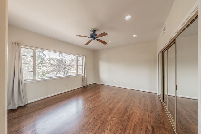 Building Photo - 2-bedroom, 2-bath condo located in the highly desirable Ridglea North neighborhood.