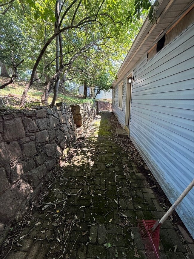 Building Photo - 3 bed 2 bath house for rent