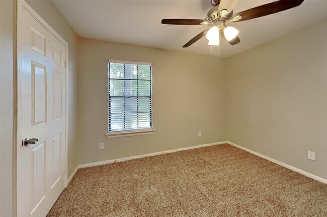 Building Photo - 2615 Silver Falls Dr