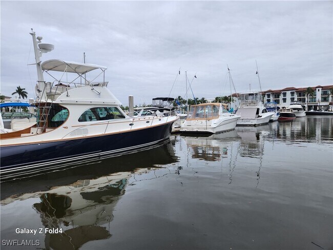 Building Photo - 805 River Point Dr