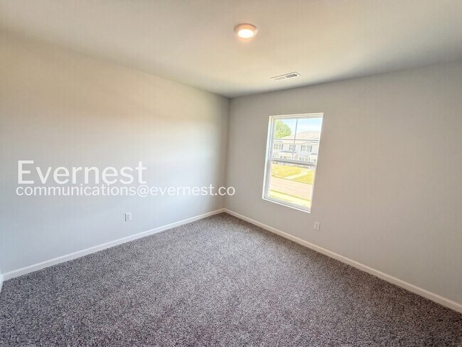 Building Photo - 3 Bed/2.5 Bath Town Home with Garage / Pet-Friendly / Vouchers Accepted / Coming Soon!