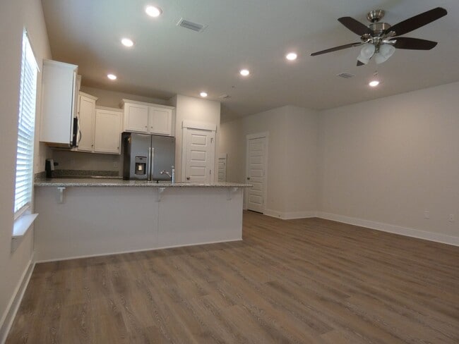 Building Photo - Stunning Townhome - End Unit