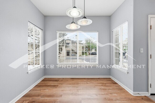 Building Photo - Spacious Condo with Washer/Dryer and Central AC