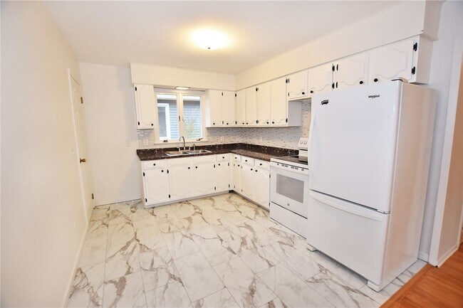 Building Photo - 300 Howland Ave