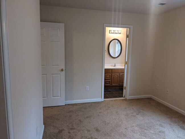 Building Photo - 3 Bedroom Townhouse for Rent in Waynesboro!
