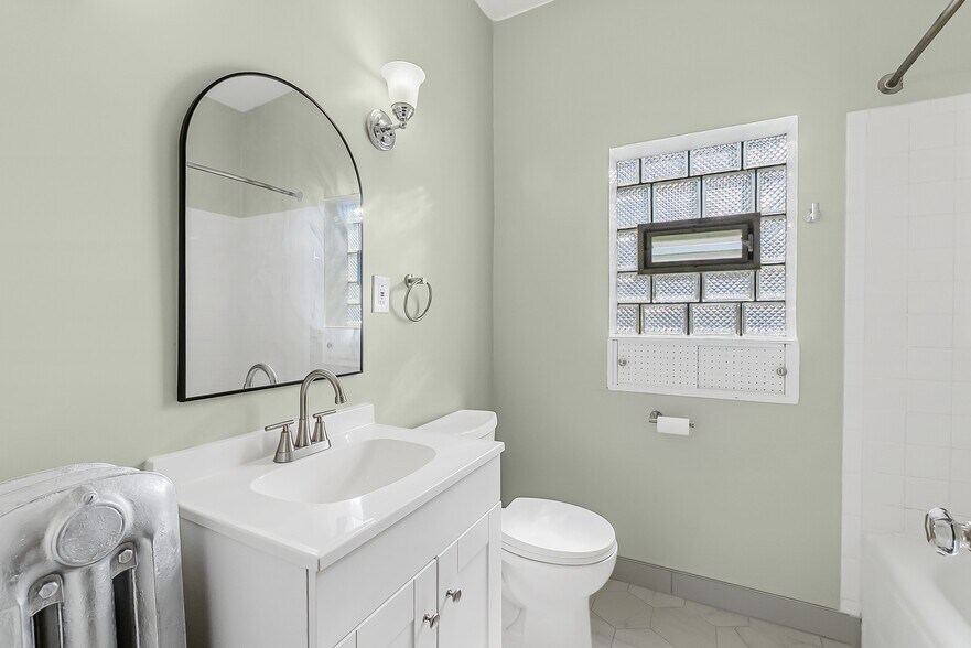 Building Photo - 5742 N Francisco Ave