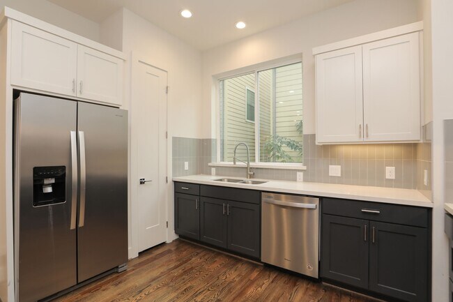 Building Photo - 1537 W 24th St