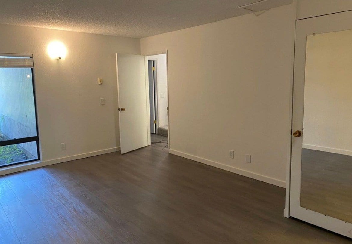 Building Photo - 2101 Shore Line Dr