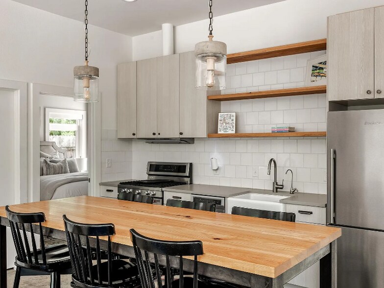 Building Photo - 2211 Canterbury St