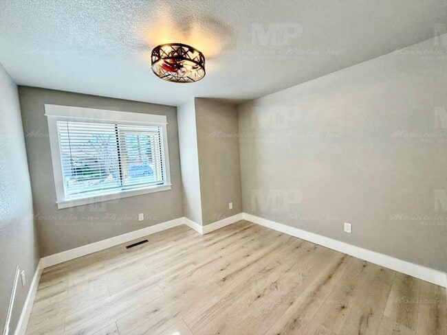 Building Photo - 724 Ponderosa Dr