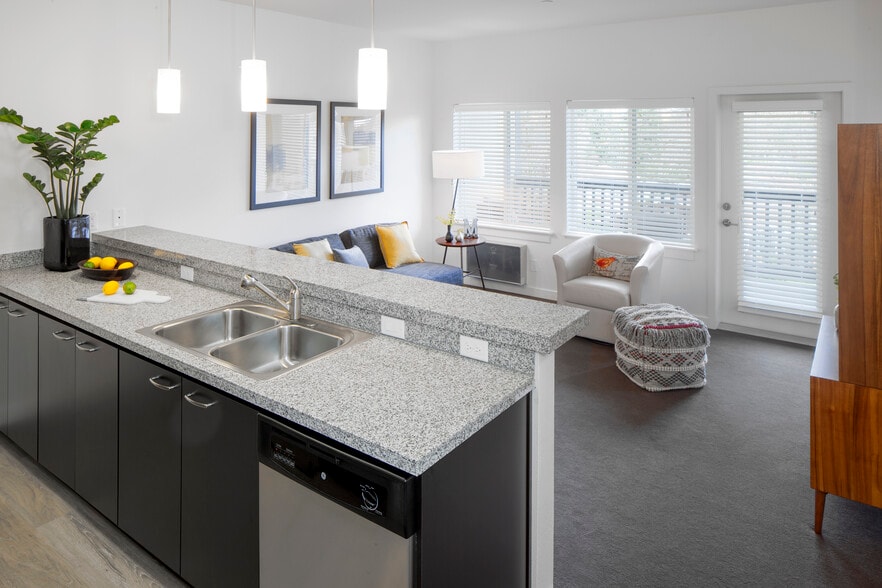 2 Bedroom Kitchen - Glendoveer Woods Apartments