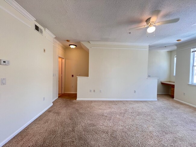 Building Photo - Perfect apartment waiting for you!