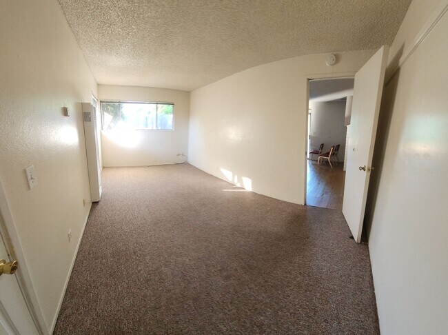 Building Photo - 4 bed 2 bath spacious home with 2 car garage in SLO!