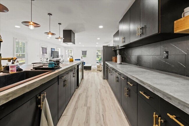 Building Photo - 1324 E 9th St