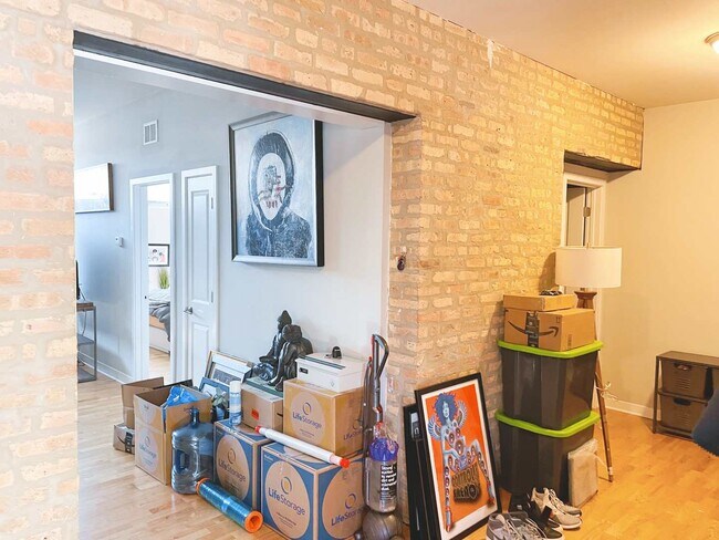 Building Photo - 6125 N Clark St