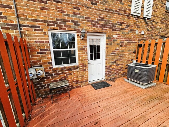 Building Photo - COMING SOON! 2BR Townhome in Clintonville near OSU – W/D, Parking, Pet Friendly