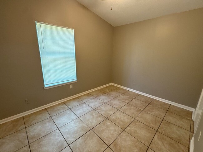 Building Photo - Newly Listed Home in Oakhaven