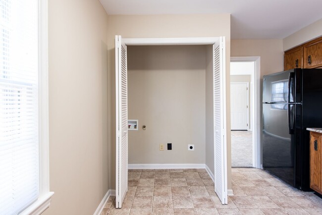 Building Photo - 4 bed 1 bath home for rent