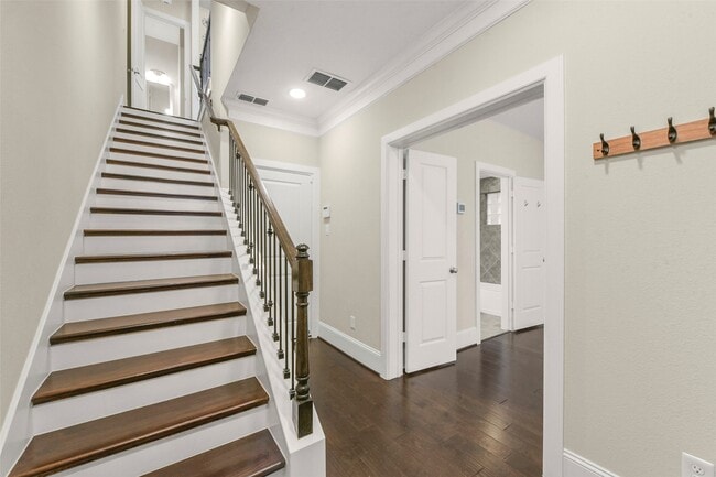 Building Photo - 734 N Shepherd Dr