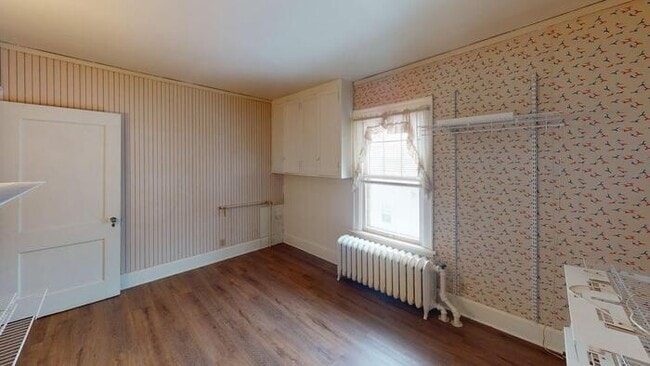 Building Photo - 206 W Custer Park St
