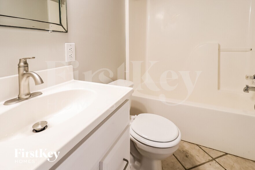 Building Photo - 1513 Oak Park Dr