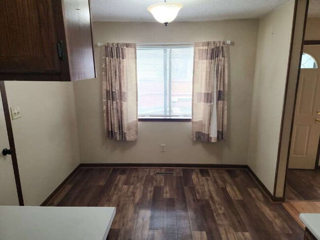 Building Photo - 926 Breezewood Cir