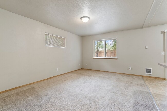 Building Photo - 4 bed, 2.5 bathroom House available