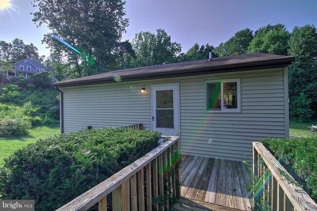 Building Photo - 5105 Shore Dr