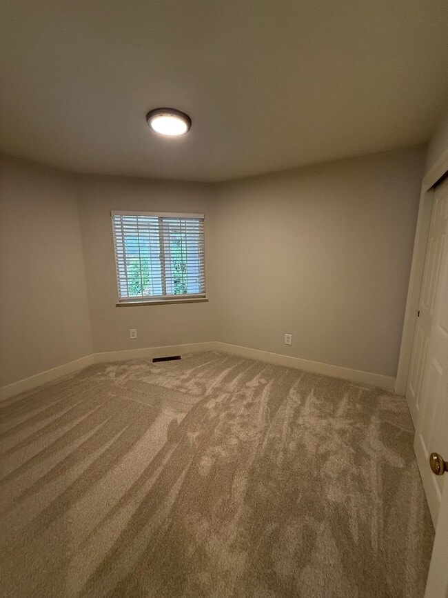 Building Photo - Large Single Level 4 Bedroom 2 Bathroom Home located in Northeast Rohnert Park