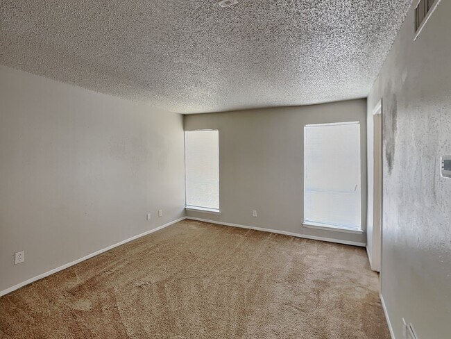 Building Photo - Stylish Upstairs Condo with Fireplace, Pri...