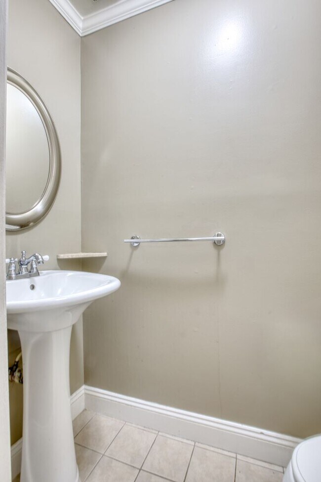 Building Photo - Lovely 2 bed 1.5 bat Condo is quiet Stamford Neighborhood