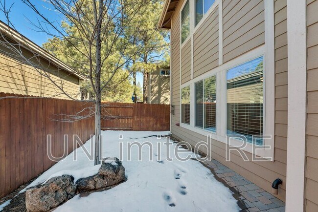 Building Photo - 1201 N Warm Springs Trail