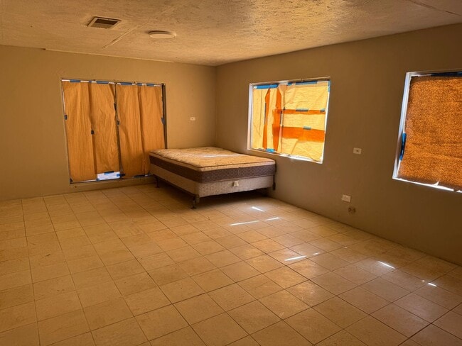Building Photo - Centrally Located 1 Bedroom Studio Style R...