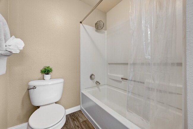 Building Photo - Ground Floor 2BD/2BA Condo in Gated Hender...
