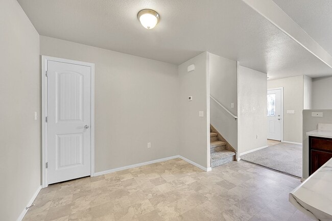Building Photo - 3 bed 3 bath townhome in gated community w...