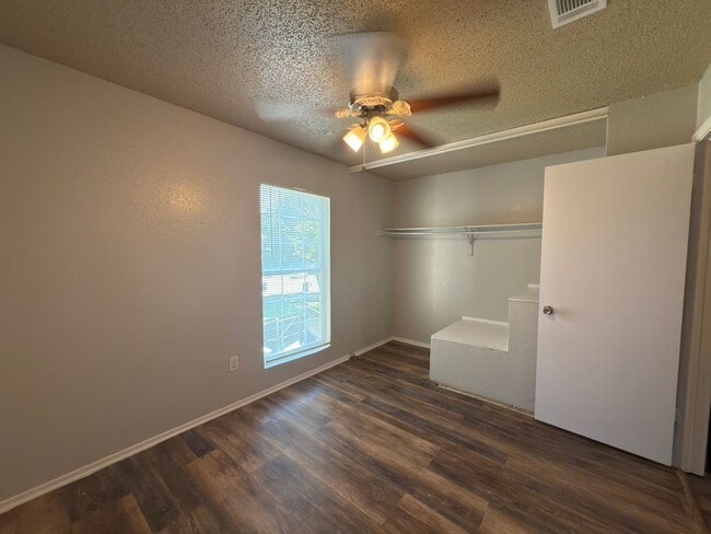 Building Photo - 2 story with fenced yard