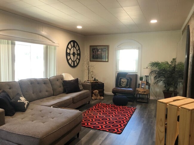 Building Photo - Great Family Home! 3 Bedroom/1 Bath Home o...