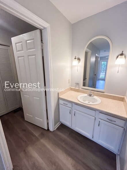 Building Photo - 3208 Pinecrest Dr