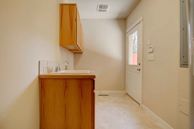 Building Photo - 3 bed/2.5 w/garage in Desirable Barton Cro...