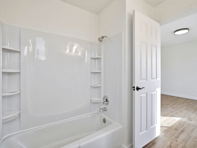 Building Photo - Remodeled 1 Bedroom, 1 Bathroom Apartment- Close to shopping!